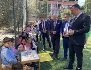 Manisa İl Milli Eğitim Müdürü, Alaşehir’de öğrencilerle mendil kapmaca oynadı