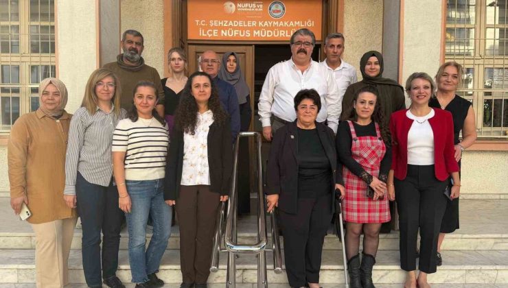Manisa İl Nüfus ve Vatandaşlık Müdürü Güney, 45 yılın ardından törenle emekli oldu