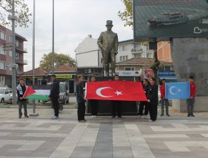 Manyas’ta Gazze’de 3. yılını dolduran soykırıma sessiz yürüyüşle dikkat çekildi