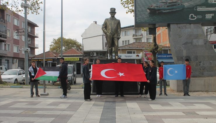 Manyas’ta Gazze’de 3. yılını dolduran soykırıma sessiz yürüyüşle dikkat çekildi