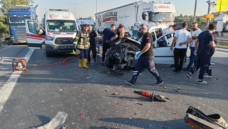 Mersin Tarsus’ta tıra arkadan çarpan hafif ticari araçta 2 kişi öldü, 1 yaralı