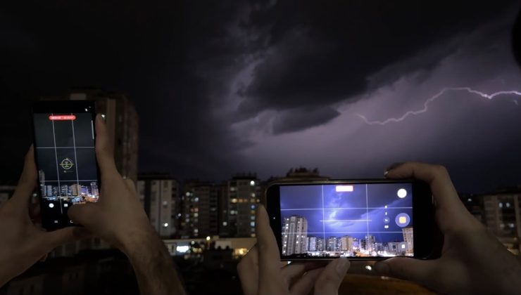 Meteoroloji uyarısının ardından Gaziantep’te çakan şimşekler geceyi gündüze çevirdi
