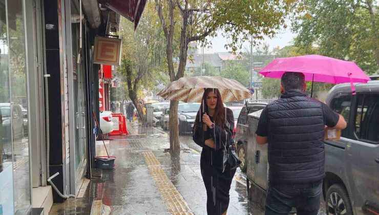 Meteoroloji uyarısının ardından Tunceli’de sağanak yollarda su birikintisi oluşturdu