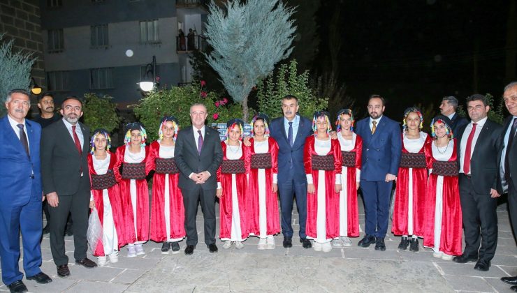 Milli Eğitim Bakanı Tekin, Hakkari’de gençlerle bir araya geldi: