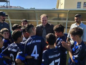 Muş Bulanık Kaymakamı Koşansu, amatör futbol maçında sporcuları tebrik etti
