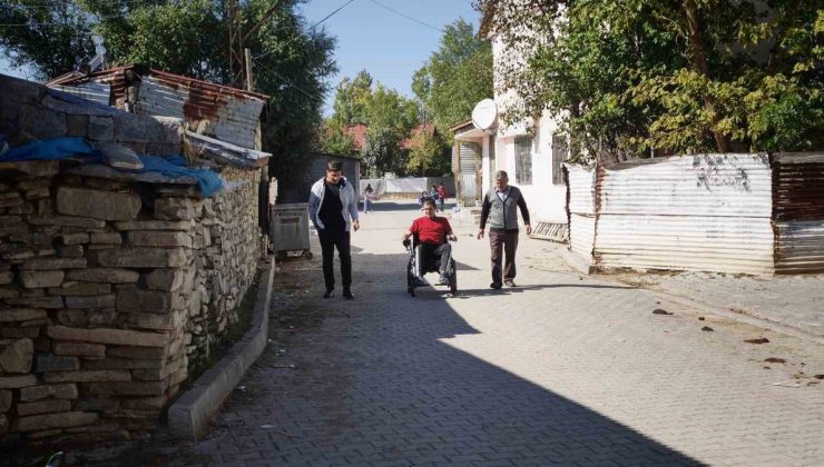 Muş Kırköy’de 20 yaşındaki gence polis desteğiyle akülü sandalye verildi