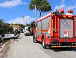 Ordu Ünye’de devrilen otomobilin 73 yaşındaki sürücüsü yaralandı.