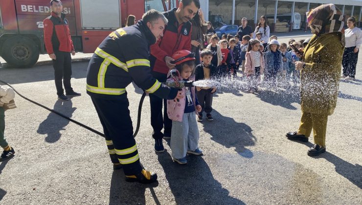Osmancık’ta anaokulu öğrencileri itfaiye araçlarını inceleyip mesleği deneyimledi