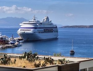 Palau bayraklı kruvaziyer Astoria Grande, 447 yolcuyla Bodrum Limanı’na bağlandı