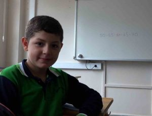 Rize’de lösemiyi yenen 9 yaşındaki Egemen, 3 yıl sonra okuluna kavuştu.