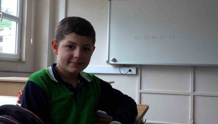 Rize’de lösemiyi yenen 9 yaşındaki Egemen, 3 yıl sonra okuluna kavuştu.