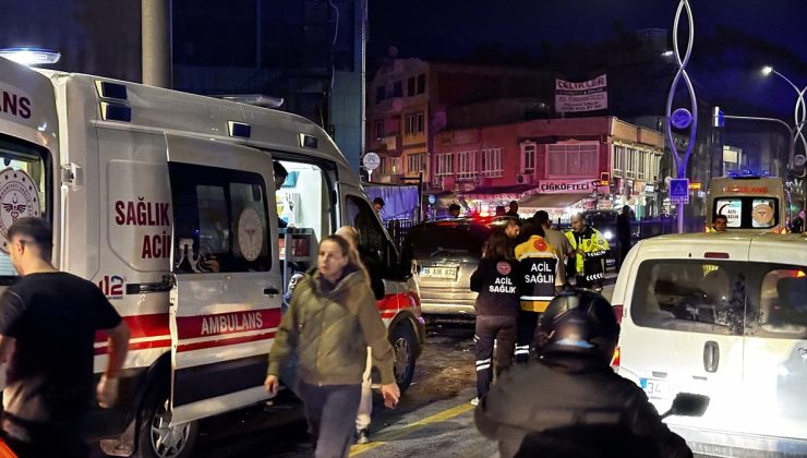 Sakarya Adapazarı’nda 3 araçlı zincirleme kazada 4 kişi yaralandı