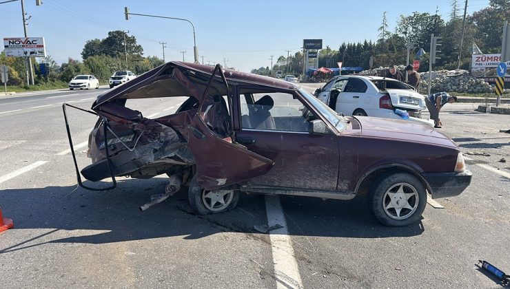 Sakarya Erenler’de D-100’de iki otomobil çarpıştı, 3 kişi yaralandı