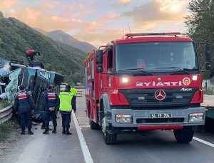 Sakarya Geyve’de kiremit yüklü tır devrildi, D-650’de ulaşım tek şeritten sağlandı