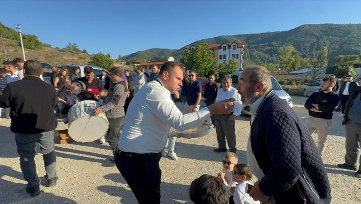 Sakarya Taraklı’da damat, arkadaşlarınca tuzlu suyla yıkanıp toprak yolda yürütüldü