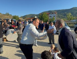 Sakarya Taraklı’da damat, arkadaşlarınca tuzlu suyla yıkanıp toprak yolda yürütüldü