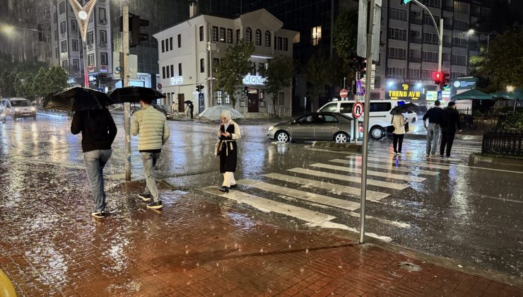 Samsun İlkadım’da gök gürültülü sağanak cadde ve sokaklarda su birikintisi oluşturdu
