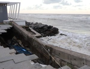 Samsun kıyılarında korkutan görüntü: Karadeniz, adım adım yutuyor