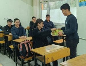 Samsun Ladik’te öğrenciler öğretmenlere meyve ikramıyla sağlıklı yaşama dikkat çekti