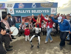 Şanlıurfa’daki TEKNOFEST Güneydoğu’da insansı robot sıra gecesinde göbek attı