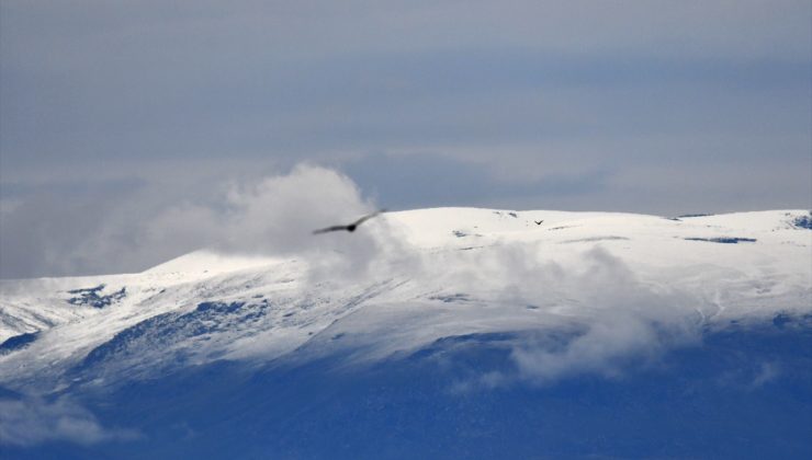 Sarıkamış’ın yüksek kesimleri üç gündür etkili sağanak sonrası karla kaplandı