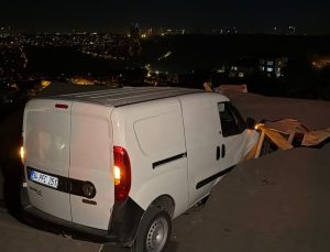 Sarıyer’de yokuş aşağı inen araç kayıp tek katlı evin çatısına uçtu, sürücü yaralandı