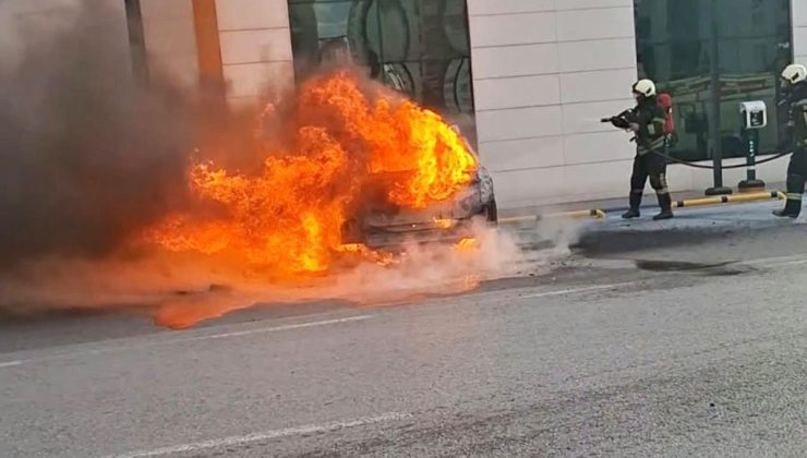 Şarjda bırakılan elektrikli araç alev alev yandı