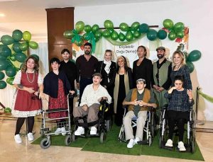 Serebral palsili bireyler İstanbul Bostancı’da özel kıyafetlerle podyuma çıktı