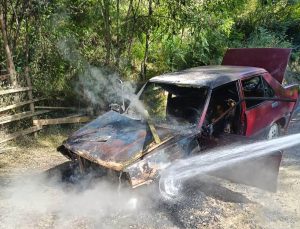 Sinop Türkeli’de otomobilin motoru alev aldı, araç kullanılamaz hale geldi