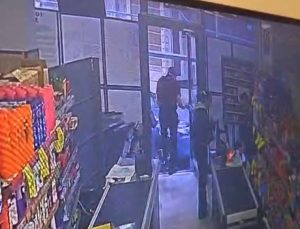 Şişli’de kontrolden çıkan otomobil marketten çıkan müşteriyi yaraladı