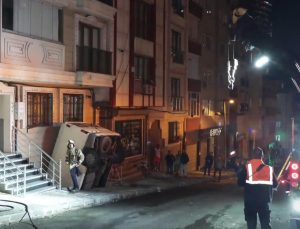 Şişli’de pazarda manevra yapan minibüs bina boşluğuna düştü, sürücü yaralandı