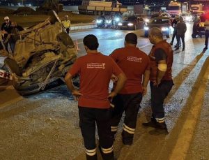 Sürücüsünün kontrolünden çıkan otomobil takla attı, 3 kişi hafif yaralandı