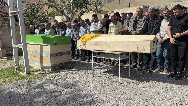 Tarsus’ta tıra çarpan araçta ölen çift Niğde’de toprağa verildi