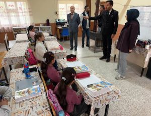 Taşlıçay Kaymakamı Kılıç, Balçiçek Köyü’ndeki okulda öğrencilere hediye verdi