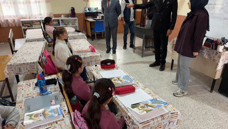 Taşlıçay Kaymakamı Kılıç, Balçiçek Köyü’ndeki okulda öğrencilere hediye verdi