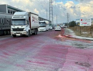 Tekirdağ Kapaklı’da yola dökülen boya yağış ve trafikle caddeyi kırmızıya çevirdi
