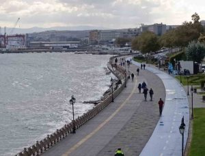 Tekirdağ Süleymanpaşa’da şiddetli poyraz saatte 40 kilometreye ulaştı