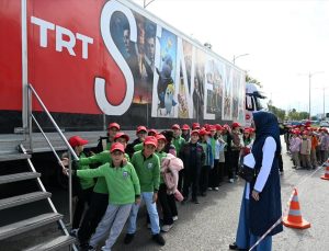 TRT Sinema Tırı Erzurum Olimpiyat Parkı’nda çocuklara sinema keyfi yaşattı