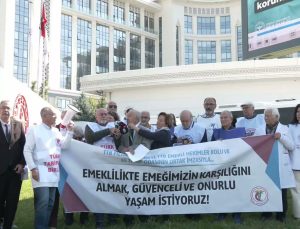 TTB, emekli hekim aylıkları yoksulluk sınırı için Sağlık Bakanlığı önünde eylem yaptı