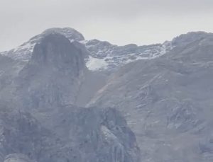 Tunceli’de sıcaklıklar düşünce Munzur Dağları’na mevsimin ilk karı yağdı