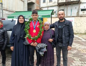 U15 güreşçileri Balkan Şampiyonası madalyalarıyla Tokat Almus’ta coşkuyla karşılandı