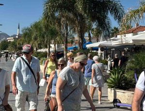Üç kruvaziyer bu hafta Marmaris’e 9 bin 400 turist getirdi, kentte hareket oluştu