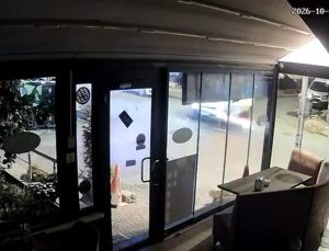 Ümraniye’de hafif ticari araca çarpan motosiklet sürücüsü hastaneye kaldırıldı