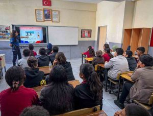 Van Muradiye’de polis, 8. sınıf öğrencilerine trafik ve internet eğitimi verdi