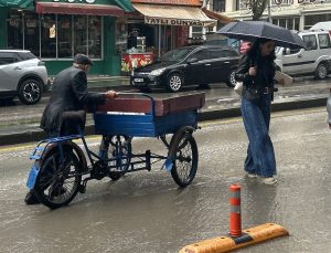 Van’da aniden bastıran sağanak caddeleri suya çevirdi, sürücüler zorlandı