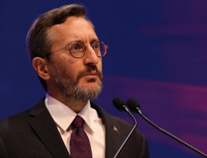 Vatikan’a giden Fahrettin Altun bambaşka biri oldu! Yeni tarzı dikkat çekti