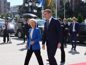 Von der Leyen Üsküp’te Makedon dilinin AB’yi zenginleştireceğini söyledi