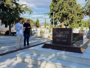 Yeniden Refah Gençlik Kolları Genel Başkanı Efe, Sadık Ahmet’in kabrini ziyaret etti.