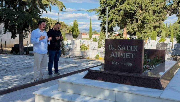 Yeniden Refah Gençlik Kolları Genel Başkanı Efe, Sadık Ahmet’in kabrini ziyaret etti.