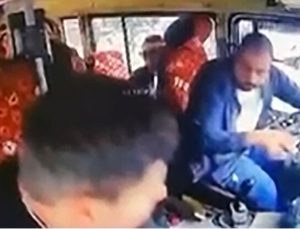 Yolcularla konuşurken kaza yaptı! O an kamerada